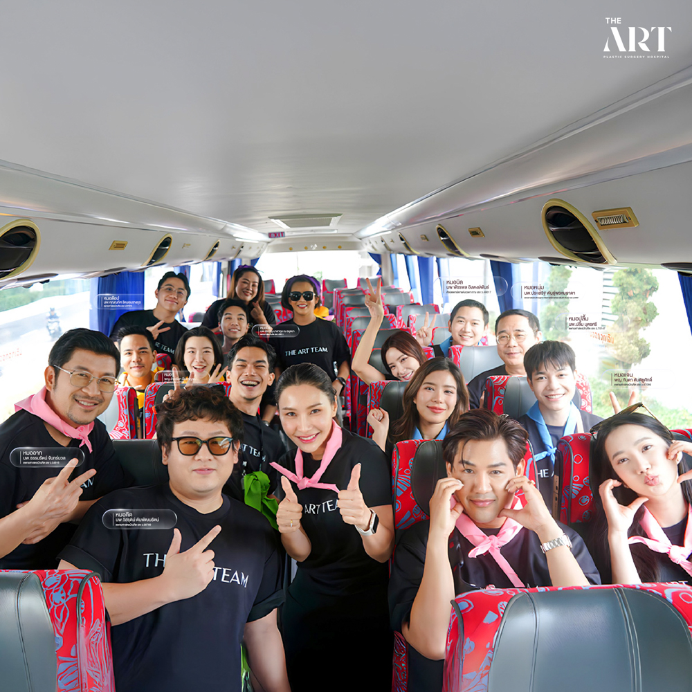 ทีมแพทย์ The Art Clinic ร่วมถ่ายภาพหมู่ในกิจกรรม Outing ที่พัทยา สร้างความสามัคคีและพลังบวก