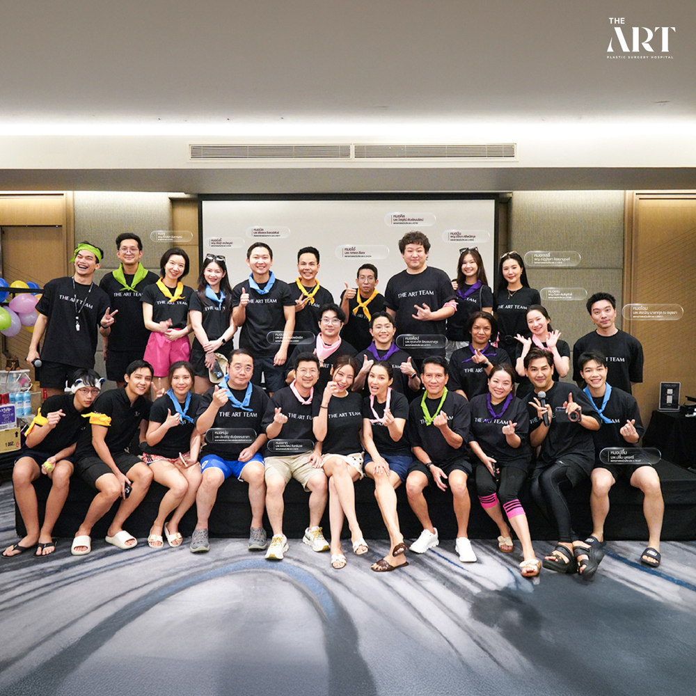 ทีมแพทย์ The Art Clinic ร่วมถ่ายภาพหมู่ในกิจกรรม Outing ที่พัทยา สร้างความสามัคคีและพลังบวก