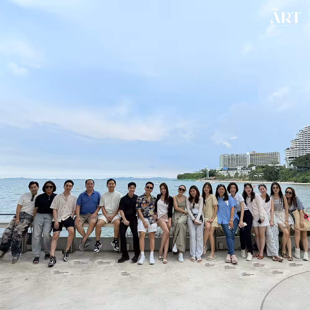 ทีมแพทย์ The Art Clinic ถ่ายภาพรวมกัน Outing พัทยา สร้างความสัมพันธ์ทีม