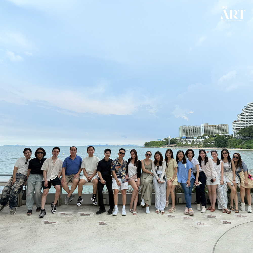 ทีมแพทย์ The Art Clinic ถ่ายภาพรวมกัน Outing พัทยา สร้างความสัมพันธ์ทีม